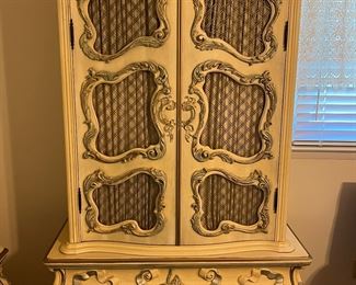 Glen Traditionals armoire
