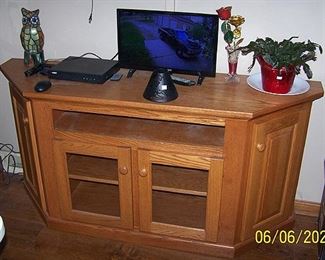 Entertainment center, 24 kt. gold trimmed glass rose