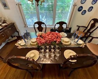 Expandable mahogany dining table with two table leaves, for chairs and two arm chairs.