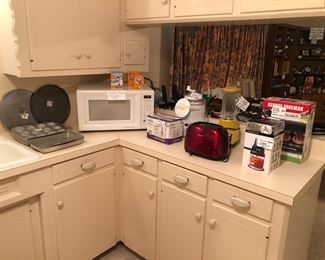 Cookie sheet and cooling rack
Misc pans
GE microwave w/turntable
Knives
Ice cream maker – new
Two food choppers
Oster toaster
Vintage Harvest Gold Waring blender
George Foreman Grill NIB