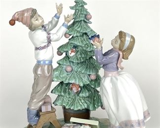 Lladro "Trimming The Tree" #5897