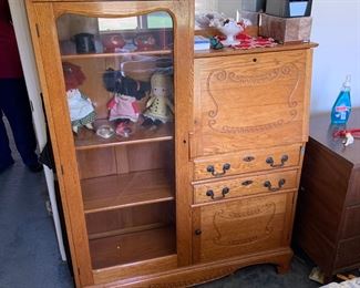 Gorgeous display cabinet with glass and drawers