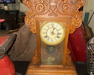Antiques wooden mantle clock