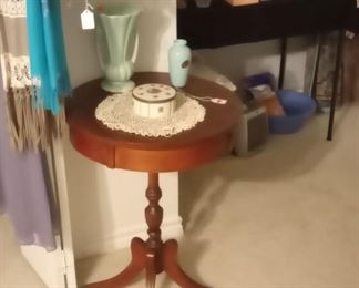 Small drum table with Camark, ...