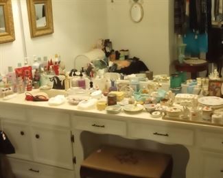 Violets porcelain, milk glass, ...