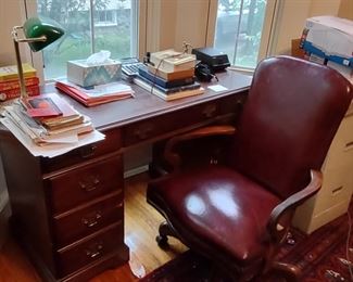 Kneehole desk chair and accessories 