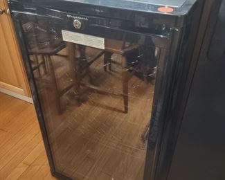 Wine cooler refrigerator 