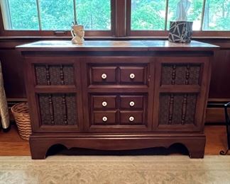 GENERAL ELECTRIC CONSOLE STERO RADIO TURNTABLE, SPEAKERS IN WORKING ORDER