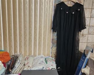 Linens, VCR/DVD, Peignoir