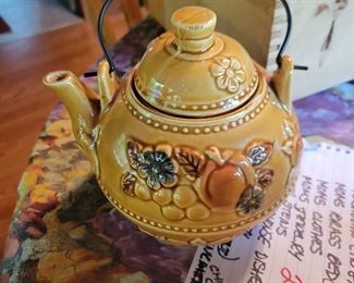 Vintage Mustard Gold Teapot $12