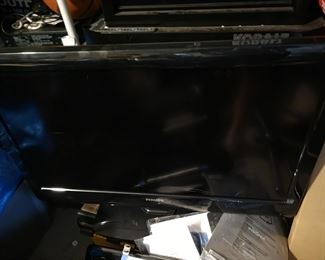 Phillips Tv, Tested Scratch on screen bottom right with remote $30
