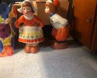 Holland Kissing Couple Cement 