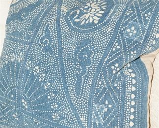 There are many decorative pillows available as well