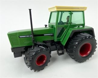  Britains Authentic Farm Models
Fendt 615 LSA Tractor with Floatation Tires
1:32 Scale
