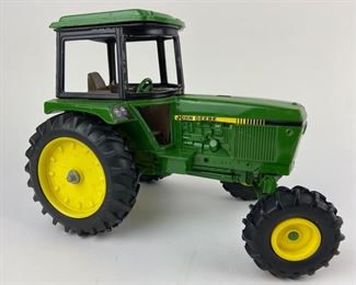John Deere 2550 FWA Tractor with Cab - ERTL USA 1/16 Scale