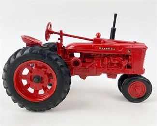  ERTL International Harvester McCormick Farmall H Tractor 1/16 Scale