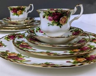 The Royal Doulton Company Royal
Albert 'Old Country Roses' Vintage 5 Piece
Place Setting
