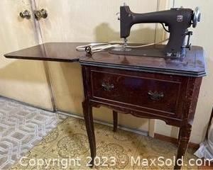 wvintage sewing machine in cabinet4131 t