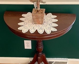ANTIQUE HALF-ROUND TABLE, TABLE DECOR, CROCHETED DOILIE