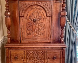 ANTIQUE OAK HUTCH