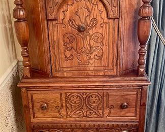 ANTIQUE OAK HUTCH