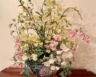 FLORAL DECOR IN ASIAN BOWL ON PLATFORM