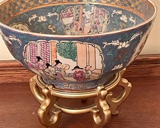 ASIAN BOWL ON PLATFORM