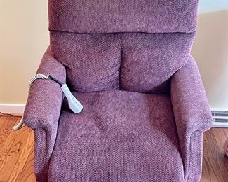 UPHOLSTERED LIFT CHAIR