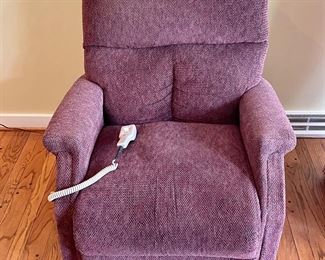 UPHOLSTERED LIFT CHAIR