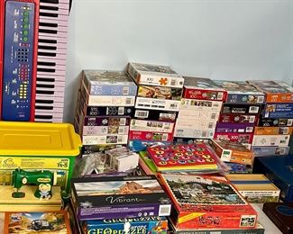 PUZZLES, TOYS, CABBAGE PATCH SEWING MACHINE