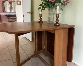 $200 Gateleg double drop leaf table