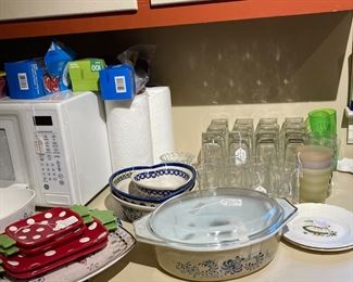 Pyrex with lid, beautiful glassware. 