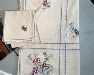 Beautiful Vintage Tablecloth and napkins 