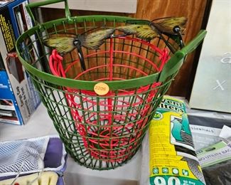 2 WIRE BASKETS AND BUTTERFLY HOOKS