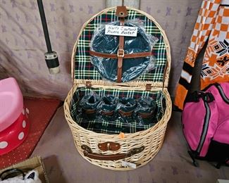 NWT CREATIONS PICNIC BASKET