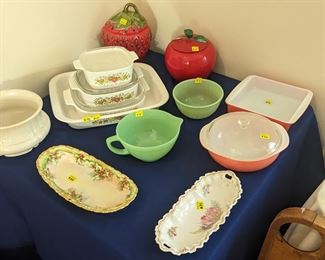 Miscellaneous vintage glass, Fire King and Pyrex