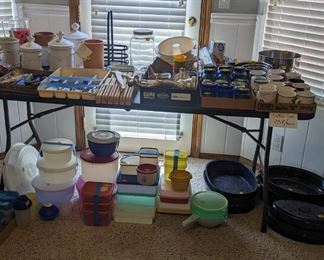 Kitchen goods, Tupperware 
