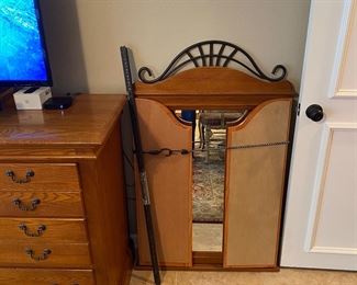 Mirror to triple dresser