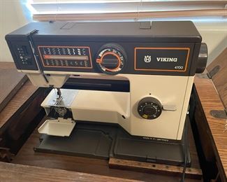 Husqvarna Viking 4700 Sewing Machine w/ Cabinet