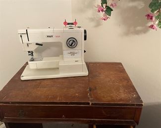 Pfaff 1222E Sewing Machine w/ Case