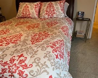 Queen bed also with a great mattress....