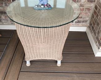 Round light&nbsp;rattan table with glass top&nbsp;