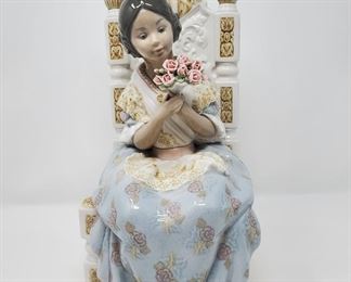 LLADRO Attentive Valencian Girl