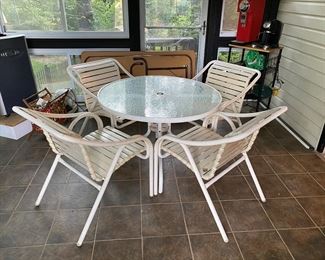 F30 - $950. Brown Jordan Paragon Patio Set. Table is 40.5" across. All in very good vintage condition!