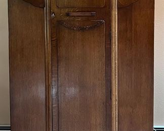 1930's Art Deco Lebus Furniture One Piece Oak And Veneer Wardrobe With Lock