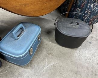 Cast iron Dutch oven 