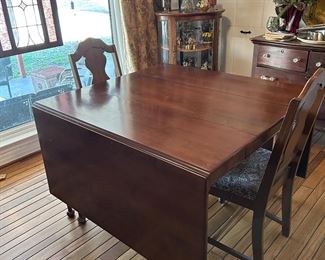 Beautiful dropleaf gate leg  table with 5 side chairs and 1 armchair.  This is a great table which folds down small or extends to large table for large dinners.