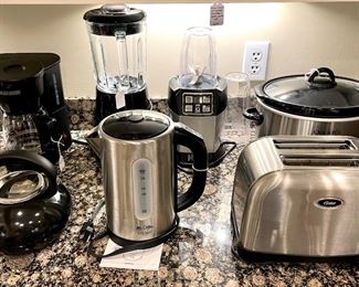Working small kitchen appliances. Prices range from $10-$32.