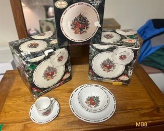 Christmas Themed Dinnerware Sets