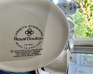 Royal Doulton Stoneware Set of 8 Bowls, Creamer and Sugar Bowl with Lid - Made in England